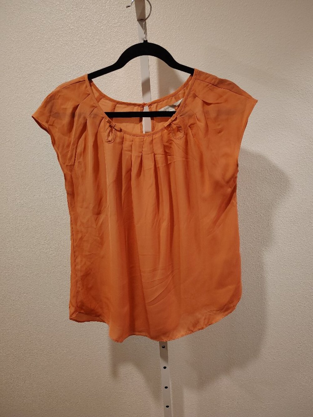 LC Lauren Conrad Women's Top Size Medium Short Sleeve Pleated Polyester Orange
